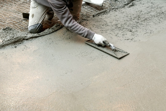 zacieranie posadzki betonowej